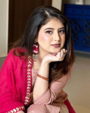 Arishfa Khan Instagram - Me to my food: So beautiful so elegant 
Just looking like a Woww😍💗
PS: one of my fav’s (Tawa pulao and daal chawal)😋