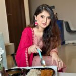 Arishfa Khan Instagram - Me to my food: So beautiful so elegant Just looking like a Woww😍💗 PS: one of my fav’s (Tawa pulao and daal chawal)😋