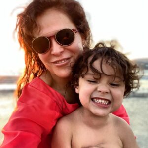 Arleth Terán Instagram - Despidiendo con amor todo lo que nos dejó la década pasada, un sin fin de aprendizajes y evolución. Dejare como siempre que la vida me sorprenda de muchas maneras y siga generando los cambios pertinentes para seguir degustando la vida con todos sus sabores. Pies en la tierra y mirada en el cielo. Gracias a mi compañerito por tantos momentos tan bellos. A mis padres a mis hermanos y a mis amigos que sin duda hemos vivido aventuras que nos han transformado y hecho mejores personas. Gracias a la vida que me ha dado tanto. @leonalexanderlaet mi luz en el camino.