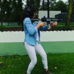 Arleth Terán Instagram - Que la práctica hace al maestro.! Arre pues.....#suave #precision #concentracion #fluidez #practica #tiroalblanco 🔫💯🔘 Mexico City, Mexico