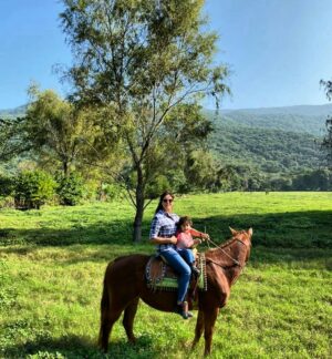 Arleth Terán Instagram - Una de mis grandes pasiones es hacer largas cabalgatas y que mejor compañía que @leonalexanderlaet quien heredó mi gusto por los caballos. Esta es otra relajante actividad que se puede realizar en	 @haciendadelosmarcos lugar precioso donde nos hospedamos en #lahuastecaPotosína muy agradecida por todas sus atenciones GRACIAS @andypanda___ @analucilagr por todas tus atenciones, Adriana y Jesús nos consintieron mucho. 😘 ♥️ 🏇🇲 🇽@ivanfloresfoto @turismovalles