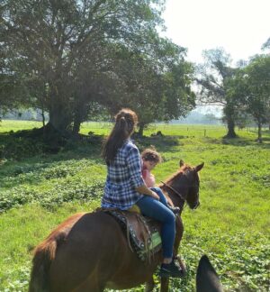 Arleth Terán Instagram - Una de mis grandes pasiones es hacer largas cabalgatas y que mejor compañía que @leonalexanderlaet quien heredó mi gusto por los caballos. Esta es otra relajante actividad que se puede realizar en	 @haciendadelosmarcos lugar precioso donde nos hospedamos en #lahuastecaPotosína muy agradecida por todas sus atenciones GRACIAS @andypanda___ @analucilagr por todas tus atenciones, Adriana y Jesús nos consintieron mucho. 😘 ♥️ 🏇🇲 🇽@ivanfloresfoto @turismovalles