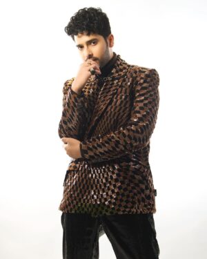 Armaan Malik Instagram - Incredibly honored to receive the 'Elle Impact: Music' award from @elleindia tonight. A special thanks for recognizing my musical journey.✨

Wearing: @kanikagoyallabel 
Jewellery: @isharya 
Shoes: @giorgioarmani
Styling: @malvika_tater 
Pictures: @shreyansdungarwal 

#TheElleList #ArmaanMalik