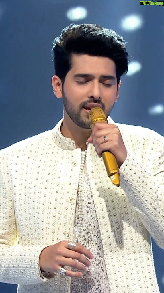 Armaan Malik Instagram - Get ready to experience a rollercoaster of emotions as our song #MarneSePehle makes it’s national television debut on Indian Idol 🥹❤️ Watch this performance and the rest of the Diwali Family Wali episode on @sonytvofficial tomorrow night at 8pm. Loads of surprises in store for y’all, so stay locked in! Song: Marne Se Pehle from the album “Only Just Begun” Music: @amaal_mallik Lyrics: @kunaalvermaa Music Producer: @vaibhavpani Label: @alwaysmusicglobal / @warnermusicindia Outfit: @svacouture Styling: @malvika_tater @shreyaghoshal @vishaldadlani @kumarsanuofficial @obomtangu_16 @fremantleindia #IndianIdol #DiwaliSpecial #MarneSePehle #OnlyJustBegun