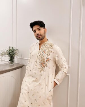 Armaan Malik Instagram - festive szn is finally upon us ✨

Armaan: 
wearing @payalsinghal
footwear @solefactor_
styling @malvika_tater 

Aashna: 
wearing @shantibanaras