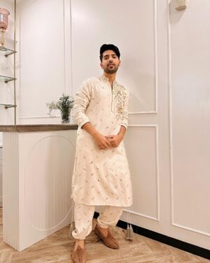 Armaan Malik Instagram - festive szn is finally upon us ✨

Armaan: 
wearing @payalsinghal
footwear @solefactor_
styling @malvika_tater 

Aashna: 
wearing @shantibanaras