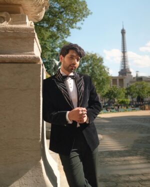 Armaan Malik Instagram - with my 🖤 in Paris, for @gauravguptaofficial @ggpanther at haute couture week

Both wearing @gauravguptaofficial
Armaan’s jewellery @dripproject.co 
Aashna’s jewellery @prerto @karishma.joolry 
Styled by @malvika_tater

Photos by @harvijay_j