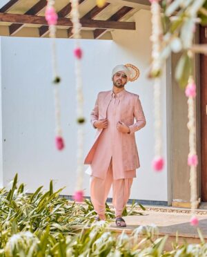 Armaan Malik Instagram - jahaan dekho photoshoot karte rehta hai yeh armaan 😅

outfit @madzinlabel
kolhapuri @aprajitatoorofficial
styling @malvika_tater 
photos @mohitvaru