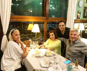 Arnaldo André Instagram - @cantabricorestaurant
Lo mejor  de #pescadosymariscos en #mardelplata con las mejores @martagonzalezactriz & @noracarpena_ok Gracias  Roberto! ChR PR