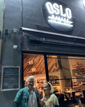 Arnaldo André Instagram - Exquisita comida, muy variada y excelentes vinos en el @oslobebidas . Felicitaciones al Chef @ledesmaleandro y las hermosas camareras. ChR PR