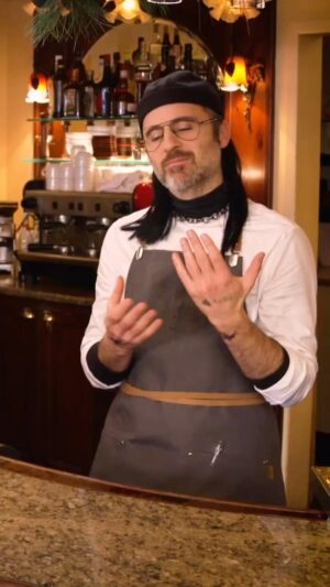 Arnaud Soly Instagram - Quand Louis-José Houde s’improvise sommelier 😂 🍷 
Ça parait-tu que je suis fan? 😅
Extrait du Club Soly sur @noovo.ca