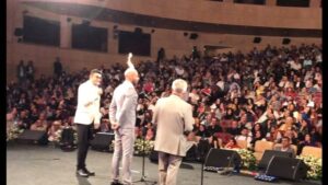 Arsha Aghdasi Instagram - سلام
خیلی خوشحال و خوش شانسم که دیشب افتخار این رو داشتم تو یکی از معتبر ترین جشن های سینمایی ایران در حضور برخی از خوب ها و همکاران سینمایی و تلوزیونی ایران بودم.
و خوشحالم از این که بالاخره تونستم در جایی که شایسته نام #پیمان_ابدی بود ازش یاد کنم.
و خدا این فرصت رو داد که بگم جای بدلکار ها چقدر تو جشنواره و جشن های این چنینی خالیه.

برای من دقت نگاه خیلی ها  به واسطه آتیش کوچکی که رو سرم بوداونجا با ارزش ترین چیز بود شاید پیغام کوتاه من که سال ها برای رسوندش به گوش مسئولین و قلب مردم زحمت کشیدم ، با ارزش ترین نکته برای منه.
ولی کسی از آتیش بزرگ درون من خبر نداره.

شاید نگاه و توجه کوتاه #پیمان_معادی و #عادل_فردوسی_پور که هر دو سوخته کار خودشون هستند برام کافی بود.
 بقیه بزرگ ها که دیگه نور علی نور برای من.
کاش ما رو اینقدر انکار نکنند.
من هم چنان زور دارم و میجنگم برای قولی که به پیمان و به خودم دادم.
هرچند برخی همکارا بی توجه، به این مهم که بدلکاران هم لایق دریافت جوایز سینمایی و تلوزیونی هستند، برخی رسانه ها هم چنان درگیر ازدواج های سلبریتی ها و برخی پیج های قوی سینمایی در گیر تیکه های زرد درون حرف هنرمندان .
من شاید آروم آروم حرکت کنم ، ولی حرکت میکنم.

#حمایت_از_بدلکاران #ارشااقدسی #ارشا_اقدسی #بدلکار #جشن_حافظ #standupforstunts