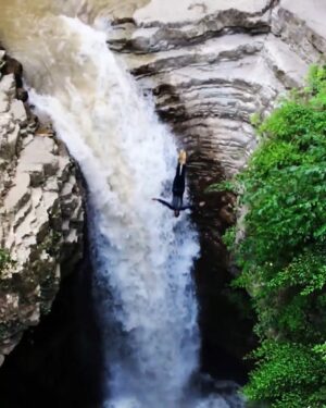 Arsha Aghdasi Instagram - You are free... Free your mind and the rest will follow
Be colour blind, don't be so shallow.
Free your mind and the rest will follow.
———-
Also I respect my job and nature 🙏🏽
It was not deep 2.5 meter.
به نظر من تمام آزادی در ذهن اتفاق میفته، تمام دنیا رو هم داشته باشی مهم اینه که از درون چجوری زندگی میکنی و چیکار میکنی و چی میگی.
فاصله حرف تا عمل هم میتونه خیلی کوتاه یا خیلی بلند باشه.
اما فاصله فکر تا عمل مهمه😊.
حرف های ارشایی 😄
آخه میپرسن حست چیه اینجور موقع ها. منم حسم اینجوریه دیگه چیکار کنم😄.
احترام به طبیعت فراموش نشه 🙏🏽.
#arshaaghdasi #arsha_aghdasi #highdive #waterfall #waterfalldive #redbull #ارشااقدسی #ارشا_اقدسی #ابشار_ویسادار #بدلکار #stuntman #standupforstunts