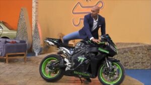 Arsha Aghdasi Instagram - Stunt way for interview...
Be yourself.

برنامه مشتی باش از شبکه خراسان،و یکم اذیت و آزار ...
نمیدونم تکرار داره یا نه 😄 ولی همینقدر میدونستم گفتم دیگه😁.
@mashtibash_tv @shahin_jamshidi @armingzh 
@javadbagheri1983 @afshin_.shahbazi  @hosseinakefi
#arshaaghdasi #ارشا_اقدسی #ارشااقدسی #آزار_اذیت #بدلکار  #عشق_موتور
