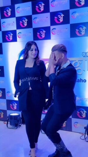 Arshi Khan Instagram - This is how I react 🙈💍
When she proposed me 
.
Happy Propose Day @arshikofficial 
.
#trending #happyproposeday #valentinesweek #arshikhan #eshanmasih