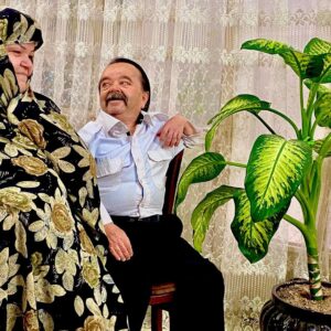 Asadollah Yekta Instagram - #
مادرم همیشه میگفت اون چیزی که زن و نگه میداره وفاداریه!
دهه ی پنجاه سه طبقه خونه داشتم توی جاده قدیم شمرون(خیابان شریعتی)...
غروب که میشد تو بالکن ساختمان سایه روشن رو نگاه میکردم و به خودم کلی افتخار میکردم...
به شیرینی دستمزد هفده هزار تومنی سال چهل و چهار...
به دعوت شخص های اول کشور به تقدیر ها به سر در های سینماهای لاله زار...
به پول هایی که مادرم میگفت خیلی خطر داره که توی خونه هست...
تا اینارو تو فکرم مرور میکردم دیگه شب شده بود.
یه روز صبح از خواب بیدار شدم یه شارلاتان به نام حسنی با یه شراکت اشتباه همه رو با خودش برد و رفت.
به معنای واقعی هیچ چیزی نداشتم جز همسر و بچه هام از اون روز نزدیک چهل سال گذشته و مادرم نیست که دست هایش رو ببوسم بابت چیزی که به من آموخت تا عشق را تا همیشه کنارم نگهدارد...
شاید من دیگه هرچقدر هم تلاش کنم هیچوقت نتونم ببرمت طهرون خودمون زندگی کنی و باز از بالکن چیزهای قشنگ نشونت بدم شاید پای اون قول سال پنجاه و نه که گفتم برت میگردونم نشد بمونم و  این واسمون یه رویا شد ، ولی همیشه وفادارت میمونم...♥️
دوست دارت🌹
پای نوشت: اون چیزی که زندگی رو نگه میداره وفاداریه ، اینو یادتون بمونه.