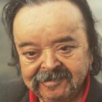 Asadollah Yekta Instagram - #دلنوشته چشمم به بنر درگذشت یکی از همکارانم در سطح شهر به همت مسئولین بود به این که چقدر بعد رفتن مهم میشویم فکر میکردم در راه پزشک بودم چون شنوایی گوش هایم خیلی پایین آمده است ؛ به توکل به بیمه تکمیلی ام به سمت پزشک معالجی حوالی تخت طاووس حرکت کردم دکتر گفت سمعک تنها پناه دوباره شنیدن صداها برایت است ، گفتم من چند سالی در پیتزا فروشی علائدین کار کردم و روی آن بیمه اصلی بیمه تکمیلی هم شدم برایم سفارش بدهید با بیمه ام میتوانم تهیه کنم با شنیدن هزینه سی و چند ملیون تومانی سمعک و دلخوش به پوشش سی ملیونی بیمه ام درخواست سفارش دادم تا جایی که متوجه شدم پوشش آن سه ملیون تومان است همین روز ها رو در جراحی نیمه کاره چشم هایم داشتم همین مشکل را در تمام درمان هایم داشتم ما این چشم و گوش و دست و بدن را در راه کارمان از دست دادیم کاری که حتی بازنشستگی من را بعد شصت سال زحمت گردن نگرفت راست میگویید ما روی سر شما جا داریم اما به عزت شرف لا الله الا لله... پاییز ۱۴۰۲