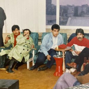 Asadollah Yekta Instagram - #چاق-و-لاغر
تقدیم به کودکان سینه سوخته ی دهه شصت
لاغر چای میخورد...
چاق سبیل هایش را میتابید...
رئیس هم به دوربین خیره شده بود...
یک دفعه شما بزرگ شدید و ما پیر.
بعد از سی سال نمایی از پشت صحنه چاغ و لاغر...