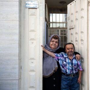 Asadollah Yekta Instagram - #اسدالله_یکتا 
درب خانه ی من روزهایی که خانه هستم همیشه باز است و شنیدن صدای مردمی که برای دیدنم صدایم می‌کند شیرین ترین صدای دنیاست برایم...