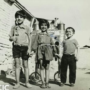 Asadollah Yekta Instagram - فیلم مراد و لاله 
از راست به چپ : اسدالله یکتا ، لیلا فروهر ، شهید مجید فرید فر 
یاد آن ایام گرامی
#اسدالله_یکتا