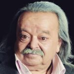 Asadollah Yekta Instagram - #اسدالله_یکتا اگه یه روزی من نبودم ازتون میخوام برای آنهایی که عکس های نایاب خاک خورده من را منتشر می‌کنند و مینویسند استاد تازه قرار بر این بود که با هم کارکنیم ؛ اسدالله تازه فیلم نامه مان داشت به پایان میرسید و از این دسته حرف ها خواهشا باور نکنید شما شاهد باشید اینجانب یک سال است بدون هیچ کاری در منزل هستم… یا اگر مسئولی از اینکه پیگیر احوال ما بود دمی برآورد در جریان باشید در آن ایام که محل زندگی ام ورامین بود همه دوری راه را بهانه خود میدانستند و اکنون که تهران هستم هم هیچ مسئولی زنگ خانه من را در این یک سال نزد خلاصه که من جز شما مردم با مرام منت کسی بر دوشم نیست و اگر برم بی منت خواهم رفت… قربانتان اسدالله تابستان هفتاد و چهار سالگی… در آخر لازم میبینم یک بار دیگر از حاج رضا فردوس عزیزم بابت محل زندگی ای که در تهران در اختیارم گذاشت و پریناز ایزدیار و اشکان خطیبی عزیز دل بابت وسایل زیبایی که در آن بهم هدیه دادند ممنون باشم…
