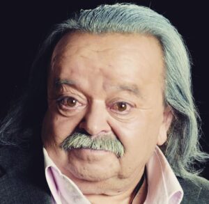 Asadollah Yekta Instagram - #اسدالله_یکتا
اگه یه روزی من نبودم ازتون میخوام برای آنهایی که عکس های نایاب خاک خورده من را منتشر می‌کنند و مینویسند استاد تازه قرار بر این بود که با هم کارکنیم ؛ اسدالله تازه فیلم نامه مان داشت به پایان میرسید و از این دسته حرف ها خواهشا باور نکنید شما شاهد باشید اینجانب یک سال است بدون هیچ کاری در منزل هستم…
یا اگر مسئولی از اینکه پیگیر احوال ما بود دمی برآورد در جریان باشید در آن ایام که محل زندگی ام ورامین بود همه دوری راه را بهانه خود میدانستند و اکنون که تهران هستم هم هیچ مسئولی زنگ خانه من را در این یک سال نزد خلاصه که من جز شما مردم با مرام منت کسی بر دوشم نیست و اگر برم بی منت خواهم رفت…
قربانتان اسدالله تابستان هفتاد و چهار سالگی…
در آخر
لازم میبینم یک بار دیگر از حاج رضا فردوس  عزیزم بابت محل زندگی ای که در تهران در اختیارم گذاشت و پریناز ایزدیار و اشکان خطیبی عزیز دل بابت وسایل زیبایی که در آن بهم هدیه دادند ممنون باشم…