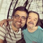 Asadollah Yekta Instagram - درباره محمد کارت: ببین تمام این کارگردانان و اسیستان های پر ادعایشان که جواب سلام پیشکسوت های خود را هم بعضی وقت ها نمیدهند تلفن را برداشتم نمره محمد کارت را گرفتم و صدای غم دارم که شنید نیم ساعت بعد با تمام گرفتاری هایش در خانه ام بود ! ندیده بودم در این پنجاه سال ! نمیدونم محمد کارت رو از شنای پروانه میشناسید یا از سریال یاغی نمیدونم از جایزه ای که برای مستند بختک در جشنواره فجر گرفته است او را دنبال میکنید با از معلق سعید خانی محمد برای من نماد یک جوان بود که پایش را در یک کفش کرده بوده که الا و بلا باید به قول هایی که به خودم دادم برسم دستمریزاد به بابا مجید نازنینت محمد جانم که به تو یاد داد که چگونه می‌شود با کسی که نیم قرن فاصله از دنیای کاریت دارد همصحبتی شیرین شوی الحق که سینما را پدر به خون تو هدیه داده است... ممنون که به دیدارم آمدی محمد جانم دوست دارت اسدالله یکتا پای نوشت : من هیچ کار مشترکی با این عزیز دل انجام نداده و قراری بر آن هم نداریم در هر حرفه ای بعد سال ها فقط ادب و احترام حال شما را خوب میکنید وگرنه در این صباح هشتاد سالگی نه قرار است ما معروف تر از این چه هستیم شویم دیگر نه اتفاق دیگری...