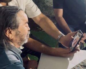 Asadollah Yekta Instagram - ‎#نسل_اول_سینما
بهروز جانم مرد اول همیشگی سینما ؛ سینمای ایران تا همیشه با نسل ما کار خواهد داشت و هر آنجا که تو پایت را بزاری قسمتی از نام ایران است.
‎بهروز وثوقی : هنوز سینما باهات کار داره
‎اسدالله یکتا : منم کار دارم باهاش
بهروز وثوقی : خیلی خوب ؛ باشه پس اگه کار داری خیلی مراقب خودت 
باش
( امیدوارم معنی درست این سه جمله رو درک کرده باشید)