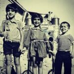 Asadollah Yekta Instagram - #درد_دل جناب اسماعيلي وزير محترم ارشاد بارها خدمت رسيدم سعادت ديدارتان را نداشتم و نبوديد آمدم وزارت ارشاد براي گرفتن مدرك معادل ( ديپلم يا فوق ديپلم بازیگری) از وزارت فرهگ و هنر براي اينكه بتوانم براي چندتا جوون يه دفتر سينمايي بزنم... ماه ها دوييدم... فرم ها پر كردم... عكس ها فرستادم... لوح تقدير ها فرستادم... پي اس هاي كه بازي كرده ام را خدمتشان نوشتم... خلاصه گفتم و گفتم و گفتم... در آخر كارمندتان فرمودند : برو چندتا از فيلم هايی که بازی کردی را ضمیمه این ها کن بیار شورا ببیند چی بازی کردی؟!!! برای تان چند تصویر در استوری ام گذاشتم بفرستید کارمندتان ببیند من چه فیلم هایی بازی کردم چند برگی از چند هزار عکسم در صد فیلمی که بازی کرده ام! من بازیگر نقش های اصلی و مکمل همان فیلم هایی بوده ام که بنیان گذار ساخت سالن های متعدد سینما در این کشور بوده است همان بازیگری ام که بینی اش پر از خون شد و پشت به دوربین دیالوگ گفت که نگاتیو خراب نشود و صابر رهبر ایستاده تشویقش کرد همین کوتاه بیانات من را بس و فکر میکنم هر چه گویم الباقی اضافات است. بگذریم سواد من برای دیپلم شما گویا خیلی زیاد است... به یادگار تصویری کنار شهید مجید فریدفر و لیلا فروهر عزیز تابستان ۱۳۴۳ و من کوچک همه مردم کشورم اسدالله یکتا Tehran, Iran