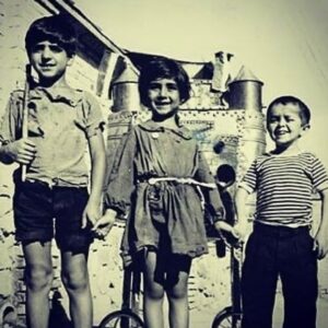 Asadollah Yekta Instagram - #درد_دل
جناب اسماعيلي وزير محترم ارشاد بارها خدمت رسيدم سعادت ديدارتان را نداشتم و نبوديد
آمدم وزارت ارشاد براي گرفتن مدرك معادل ( ديپلم يا فوق ديپلم بازیگری) از وزارت فرهگ و هنر براي اينكه بتوانم براي چندتا جوون يه دفتر سينمايي بزنم...
ماه ها دوييدم...
فرم ها پر كردم...
عكس ها فرستادم...
لوح تقدير ها فرستادم...
پي اس هاي كه بازي كرده ام را خدمتشان نوشتم...
خلاصه گفتم و گفتم و گفتم...
در آخر كارمندتان فرمودند : برو چندتا از فيلم هايی که بازی کردی را ضمیمه این ها کن بیار شورا ببیند چی بازی کردی؟!!!
برای تان چند تصویر در استوری ام گذاشتم بفرستید کارمندتان ببیند من چه فیلم هایی بازی کردم چند برگی از چند هزار عکسم در صد فیلمی که بازی کرده ام!
من بازیگر نقش های اصلی و مکمل همان فیلم هایی بوده ام که بنیان گذار ساخت سالن های متعدد سینما در این کشور بوده است همان بازیگری ام که بینی اش پر از خون شد و پشت به دوربین دیالوگ گفت که نگاتیو خراب نشود و صابر رهبر ایستاده تشویقش کرد همین کوتاه بیانات من را بس و فکر میکنم هر چه گویم الباقی اضافات است.
بگذریم سواد من برای دیپلم شما گویا خیلی زیاد است...
به یادگار تصویری کنار شهید مجید فریدفر و لیلا فروهر عزیز تابستان ۱۳۴۳ و من کوچک همه مردم کشورم اسدالله یکتا