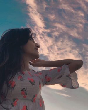 Ashika Yash Instagram - ✨ Once you have tasted the taste of sky,
You will forever look up ✨ - Leonardo da vinci ☁️
.
.
.
#nira #peace #quarantinelife #ashikayash #clouds #morethanablessingisyou ☁️