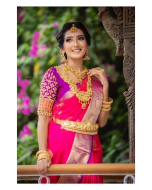 Ashika Yash Instagram - சித்திரை மாத
நிலவொளி அவள்
சில்லென தீண்டும்
பனித்துளி கொஞ்சிடும்
பாத கொலுசுகள் அவை
கொட்டிடும் காதல் முரசுகள் 

பழத்தைப் போல
இருப்பவள் வெல்லப் பாகைப்
போல இனிப்பவள் சின்ன மை
விழி மெல்ல திறப்பவள்
அதில் மன்மத ராகம்
படிப்பவள் 

உச்சியில் வாசனைப்
பூமுடித்து உலவும் அழகு
பூந்தோட்டம் மெத்தையில்
நானும் சீராட்ட பிறந்த
மோகனம் 🌸
.
.

Shot by @sarancapture ✨
.
.
.

#Instagram #instagood #instadaily #instablog #instablogger #instaviral #instavlog #instavlogger #tollywood #kollywood #kollywoodcinema #kollywoodactress #tollywoodactress #tamilactress #tamilheroine #teluguheroine #teluguactress #chennaiagainstcaa #reelsindia #lifestyle #hope #viral #trending #blackdress #love #model #chennaimodels #buddingartist #hariteck #ashikayash