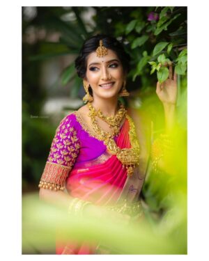 Ashika Yash Instagram - தென்றலைப் போல
நடப்பவள் என்னைத் தழுவ
காத்து கிடப்பவள் செந்தமிழ்
நாட்டு திருமகள் எந்தன் தாய்க்கு
வாய்த்த மருமகள் 

சிந்தையில் தாவும்
பூங்கிளி அவள் சொல்லிடும்
வார்த்தை தேன்துளி அஞ்சுகம்
போல இருப்பவள் கொட்டும்
அருவி போல சிரிப்பவள் 

மெல்லிய தாமரை
காலெடுத்து நடையை பழகும்
பூந்தேரு மெட்டியை காலில்
நான் மாட்ட மயங்கும் பூங்கொடி 🌸
.
.
.

Shot by @sarancapture ✨
.
.
.

#Instagram #instagood #instadaily #instablog #instablogger #instaviral #instavlog #instavlogger #tollywood #kollywood #kollywoodcinema #kollywoodactress #tollywoodactress #tamilactress #tamilheroine #teluguheroine #teluguactress #chennaiagainstcaa #reelsindia #lifestyle #hope #viral #trending #blackdress #love #model #chennaimodels #buddingartist #hariteck #ashikayash