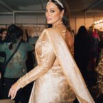 Ashley Graham Instagram - I'm honored to have been included in the opening of gorgeous new @jioworldplaza plaza in Mumbai, India 🤩— while donning my very first sari!!! The piece is a handwoven Banarasi brocade sari by SWADESH, an artisan-forward initiative of the Reliance Foundation. The Foundation's Chairperson, Mrs. Nita Mukesh Ambani has championed India’s rich crafts and culture and the initiative is empowering Indian artisans to take their place on the world's runways. Brocade saris are seen as symbols of luxury because of how labour-intensive the weaving process is, and how it reflects the weavers' artistry and commitment to their craft. I cannot get over how stunning mine is 😍 A heartfelt thanks goes out to the Ambani family for making this a dream-come-true experience, and for their warmth and generosity as hosts. I will cherish these memories forever. I cannot wait to come back to explore more of India!! #JioWorldPlaza #MumbaiAtThePlaza