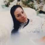 Ashley Graham Instagram - A SEPTEMBER VOGUE COVER!! Celebrating this season's fashion in the most MAJOR way possible 🫶🏻 WOW, wow, wow — I can’t believe that I had the opportunity to swim in hot springs while wearing couture; my skin and hair have never felt better! Thank you, @felicityingram and team, for this incredible experience. These images are insane!! This shoot fused both sides of my life: the granola and the glam. Although, I’m not sure if I recommend sliding down a mountain in couture… I am so grateful to have shared my story. Read the full article on www.vogue.de My September issue of @voguegermany is now available on newsstands. Photographer: @felicityingram Casting Director: @mrsvoguester Stylist: @denagia Hair: @marcobracahair Makeup: @martina__dandrea @imgmodels @_kerstinweng @juancp @dimitridippolito @luisa_terruzzi @notstrongonlyaggressive @mariahunstig Castiglione d'Orcia