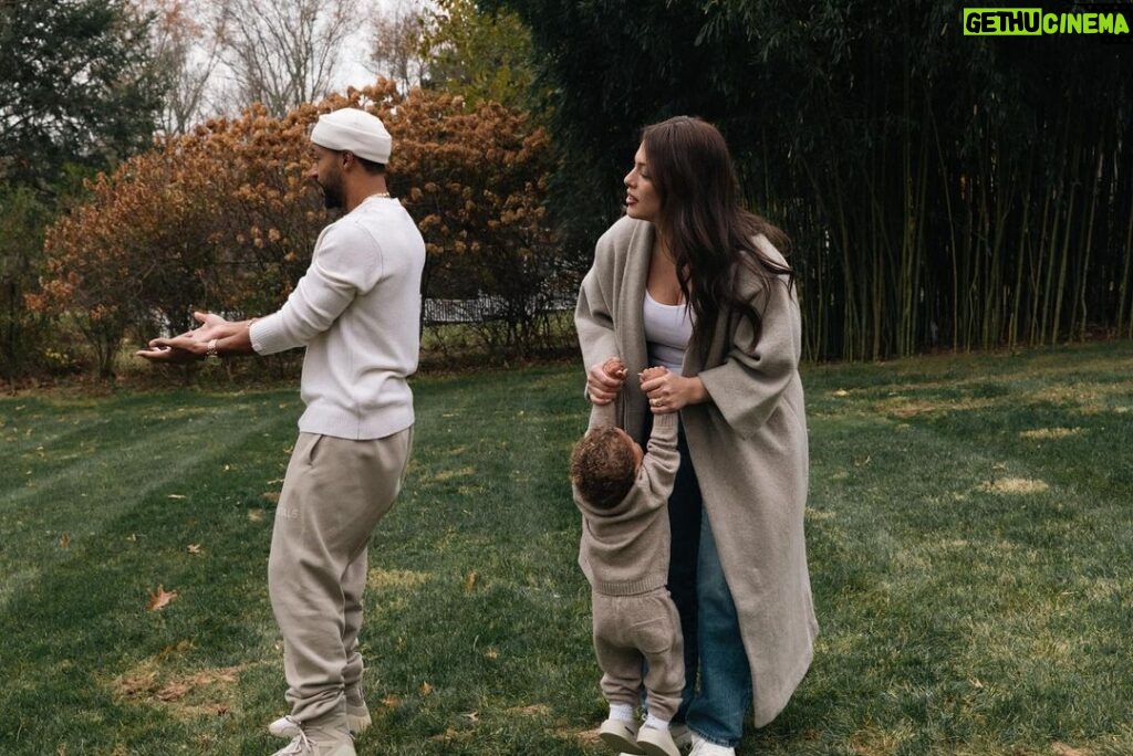 Ashley Graham Instagram - In the warmth of family, celebrating Jesus’ birth with my boys. Feeling blessed and sending love for a Merry Christmas to you and yours! 🤍