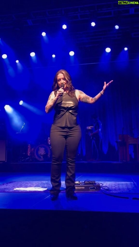Ashley McBryde Instagram - We set our intentions for togetherness each night before we set foot on stage. And you meet us there. Every time. Thank you !! 🎥: @ kbryant410 on TikTok