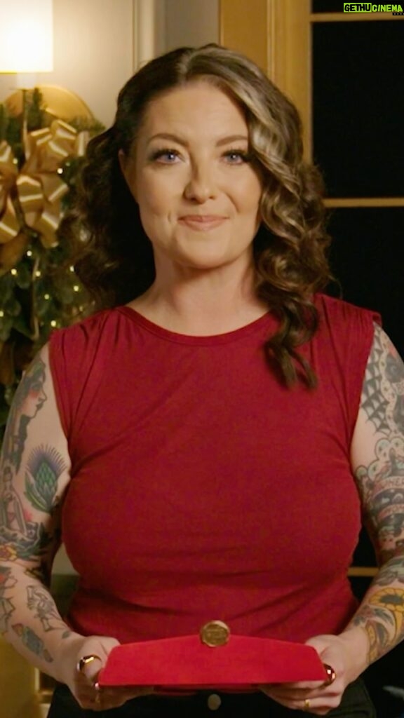 Ashley McBryde Instagram - ‘Tis the season to spread joy! ✨ Watch @AshleyMcBryde find out she has made the nice list this year and receive a very special message about how she has impacted students’ lives! 🎶✨ Also, don’t forget to watch #CMAchristmas tonight at 8/7c on ABC.
