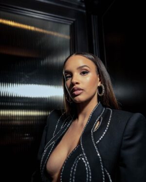Ashley Nicole Williams Instagram - otw 🖤

fit: @area 
hair: @rena.calhoun 
makeup: @shannonpezzetta
nails: @tracynailssss 
photographer: @eyevisionphotos
