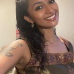 Ashnaa Sasikaran Instagram - Enakku Piditha Paadal - @ilayaraja_official @shreyaghoshal . Heard this song when @dluck.jr covered it a while back, and been in love with this song ever since. Excuse the hair… I had just oiled it up my hair with Amla oil before recording, ready for wash day😂Let me know what you think!💜
