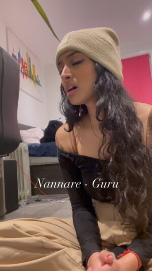 Ashnaa Sasikaran Instagram - Been a while since I’ve done anything acoustic sooo :) quickkk vid before going off to Ready2mingle by @thamarai.uk :) hope you enjoy! Xx

#nannare #nannarenannare #guru #tamil #tamilsong #acoustic #acousticvocals #tamilcover #acousitccover