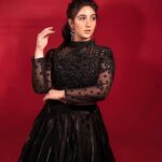 Ashnoor Kaur Instagram - Soni kinni kinni?👀🖤 . . . #ashnoorstylediaries #whatiwore 👗 @shivaliahmedabad 💎@cherryblossom.designs 🧣 @littlepuffsofhappiness @styleitupwithraavi 📸 @potraitdeewana 💁🏻‍♀️ @flawlesshair_by_sharmila 💄 @jyotijainmakeovers