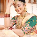 Ashvini Instagram - ನೀ ಆಡುವ ಕಳ್ಳಾಟವ ಅರಿತಿಹೆ ನಲ್ಲಾ ಹುಸಿ ಮುನಿಸು ನಿನಗಂತೂ ತಿಳಿಯೋದಿಲ್ಲ ನಿನ ಕನಸೇ ನನ್ನ ಕನಸಿಗೆ ಹೂ ದಾರಿಯು .. ! Prettified by @make_overbynavyagowda Costume by @kannadi_fashion_offical Jewels by @ah_rental_jewellery Videography @nandan__swamy Edited by @ahphotography.blr @ashok_raj_ashu #makeovers #makeuplook #brides #actors #sandalwoodactress #photoshoot #videoideas #kannadaactress #kannadasongs #kannadaretro #aesthetic #saree #muddulakshmi #starsuvarna #udayatv #suryavamsha #kannadareels