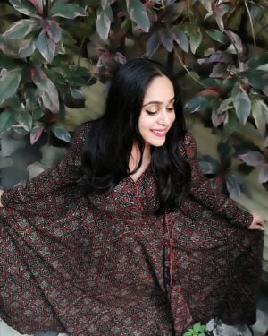 Aswathi Menon Instagram - "The beauty of you is how you wear who you are"
Timothy Egart

In an elegant Ajrakh Angarakha by
"The Indian Ethnic" from @kalamkaari
Pic @vikkass69

#kalamkaaricochin #handblockprinted #ajrakhseries #ajrakhmaxi #angrakha #angrakhastyle #ajrakhangrakha #indianethniccollection #thisseasonsbest
#lifeofanartist #aswathimenon #throwback