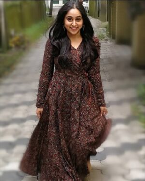 Aswathi Menon Instagram - "In all things of nature there is something of the marvelous" Aristotle 
In an elegant Ajrakh Angarakha by
"The Indian Ethnic" from @kalamkaari
Pic @vikkass69

#kalamkaaricochin #handblockprinted #ajrakhseries #ajrakhmaxi #angrakha #angrakhastyle #ajrakhangrakha #indianethniccollection #thisseasonsbest
#lifeofanartist #aswathimenon #throwback