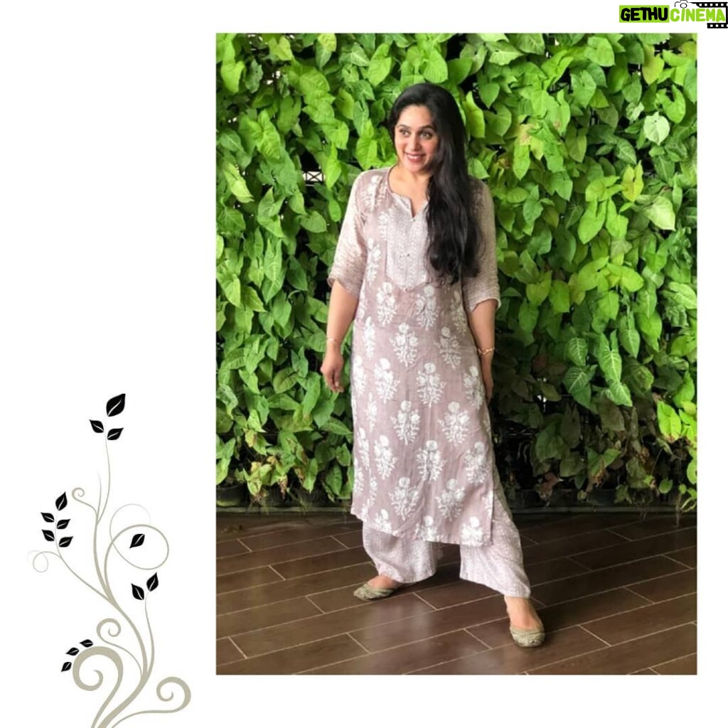 Aswathi Menon Instagram - I love this green backdrop @grandhyattkochi for me it surely evokes a sense of relief, nature always makes me think of growth, renewal and life. Comfortable in a simple yet stylish @sscuratedstudio beautiful beige muslin kurti from the Wabi Sabi collection. . . Pic @dinstyling Joothi @sntialsbyamritha . . #sscuratedstudio #available #now #wabisabi #collection #beige #muslin #kurti #plazo #stylish #simple #everyday #wear #fashionstyle #instafashion #lovegreen #lovenature #lifeofanartist #aswathimenon