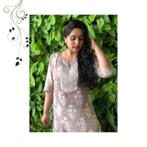 Aswathi Menon Instagram - A Feeling of abundance, refreshed and in peace. Comfortable in a simple yet stylish @sscuratedstudio beautiful beige muslin kurti from the Wabi Sabi collection.
. 
. 
Pic @dinstyling
#sscuratedstudio #available #now #wabisabi #collection #beige #muslin #kurti #plazo #stylish #simple #everyday #wear #fashionstyle #instafashion #lovegreen #lovenature #lifeofanartist #aswathimenon
