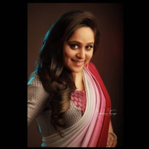 Aswathi Menon Instagram - I was really looking forward to working with @vikas.vks.makeupartist and when he called with an opportunity to work together for the cover photoshoot for Mahilaratnam with the beautiful @diya.actress I was elated, this photoshoot was more so for the lovely people that I crossed paths with and have built a beautiful friendship with, when I spoke to @mahadevan_thampi for the first time about this photoshoot it was as though we knew each other for years, @maalavikaah was on her toes ensuring that the styling for the cover was always on point, her professionalism stood forth all through the shoot, from meeting her for well planned fittings @_handpicked__ to the day of the shoot. @sudhiar.hairandmakeup complimented the over look with such ease. Feeling absolutely glam in @conlangclothing rawsilk hand dyedombre fuchsia pink and light grey saree with pretty pearl border.. 

Thank you all for a lovely cover shoot experience.
.
.
. 
#covershoot #photoshoot #fashionshoot  #coverpage #mahilaratnam #malayalamcinema #malayalamactress #malayalammovie #rawsilk #fabric #silk #embroidery #fabricdye #handmade #handmadeinindia #ombre #ombrefabric #instafashion #designerwear #designer #sareeblouse #lifeofanartist #aswathimenon 
.
.
. 
Photography @mahadevan_thampi
Mua @vikas.vks.makeupartist
Hair @sudhiar.hairandmakeup
Styled @maalavikaah
Cc @conlangclothing  and @_handpicked__