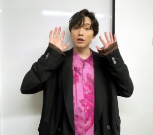 Atomu Mizuishi Instagram - 暑い日が続きますね！元気ですか！

最近は稽古＆本番通いの日々で強制的に外出しているおかげか、今年は暑さに若干の耐性ができてるようです。まだ溶けてません

『精霊の守り人』も順調に積み上がっております。星読博士シュガお楽しみに🧙

あと先日ひと作品クランクアップしました！そちらもまたお知らせしますっ

どっか遊びいきたいよー
皆さん夏のご予定は☀︎