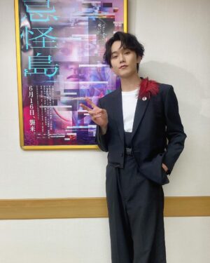 Atomu Mizuishi Instagram - 『#忌怪島』初日舞台挨拶！

個性あり過ぎなメンバーで登壇させていただきました。
作中と違って、とても明るく元気に仲良しなチームです！

変に群れることを好まない人が多いのに珍しく前のめりに群れてます。

本格的に暑くなってきましたね。
涼しい劇場で、よりヒンヤリしてくださいまし！

ひとまず怪奇的なタイミングが訪れた場合は過度な言動と行動にお気をつけください。やられます。
あっちもあっちで一応選んでるみたいです

ぜひご感想などお待ちしてますねっ

(ワンポイント赤指定だったから羽つけたら"赤い羽根募金親善大使"て言われました、ちゃうわ)

#西畑大吾 #生駒里奈 #平岡祐太 #水石亜飛夢 #川添野愛 #大場泰正 #祷キララ #吉田妙子 #大谷凜香 #笹野高史 #當真あみ #なだぎ武 #伊藤歩 #山本美月 
#清水崇